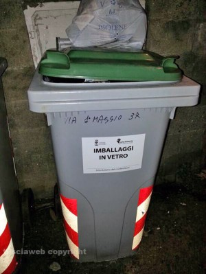 Il contenitore del vetro ancora pieno alle 18,30 di sera