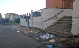 La plastica in giro per tutto il quartiere