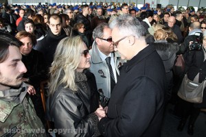La signora Lozzi con il ministro della Difesa Mauro
