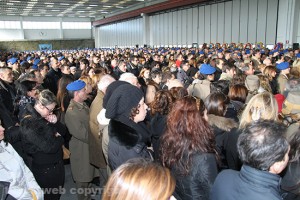 La folla nell'hangar