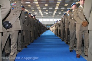 La folla nell'hangar per i funerali