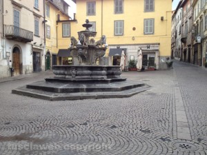 Viterbo - Piazza delle erbe senza auto