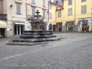 Viterbo - Piazza delle erbe senza auto