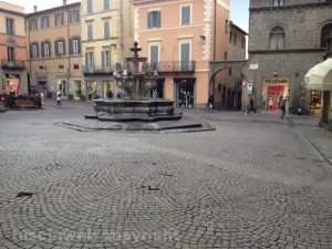 Viterbo - Piazza delle erbe senza auto