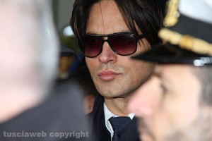 Tra la folla l'attore Gabriel Garko, amico di Calligaris