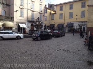 Viterbo - Piazza delle erbe con le auto