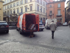 Viterbo - Piazza delle erbe con le auto