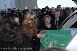 L'ultima carezza sul feretro