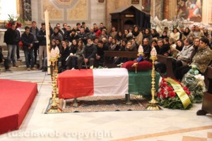 Il feretro di Paolo Lozzi davanti all'altare