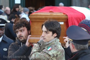 Andrea Lozzi porta il feretro del fratello gemello