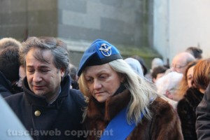 La madre di Paolo Lozzi con il basco azzurro del figlio in testa