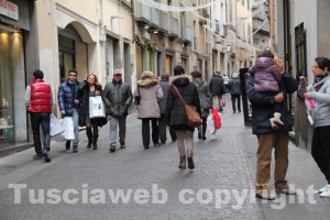 Le persone a spasso nel primo giorno di saldi