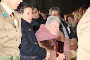 La nonna di Paolo, con la foto del nipote in mano