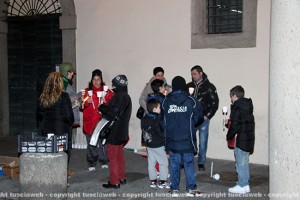La fiaccolata in piazza del Plebiscito
