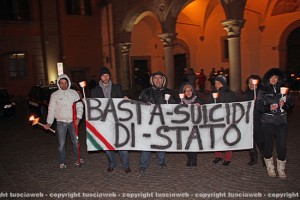 La fiaccolata in piazza del Plebiscito