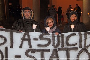 La fiaccolata in piazza del Plebiscito