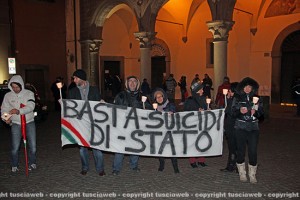 La fiaccolata in piazza del Plebiscito