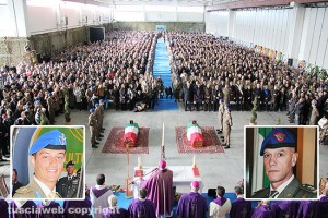 L'hangar affollato per i funerali di Lozzi e Calligaris
