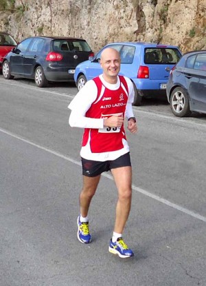 Il sindaco Angelelli con la maglia dell'Alto Lazio atletica
