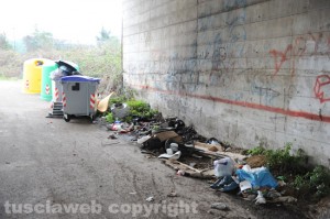 Emergenza rifiuti - Isola di prossimità strada Castiglione