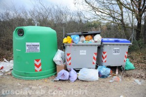 Emergenza rifiuti - Isola di prossimità strada Ellera