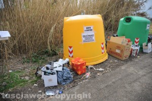 Emergenza rifiuti - Isola di prossimità strada Montarone