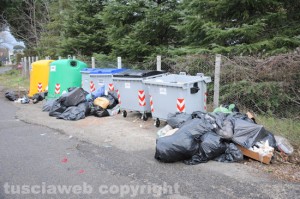 Emergenza rifiuti - Isola di prossimità strada Montepizzo