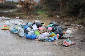 Emergenza rifiuti - Isola di prossimità strada Pian Di Cerro