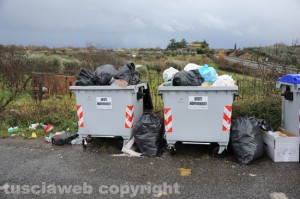 Emergenza rifiuti - Isola di prossimità strada S. Cataldo