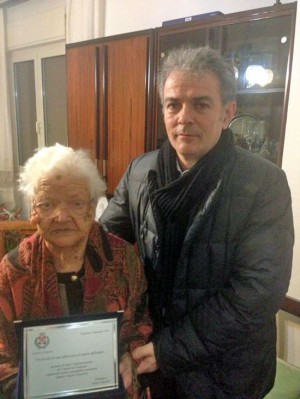 La signora Angela Pietrarelli col vicesindaco Bacciardi