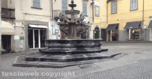 Viterbo - Piazza delle erbe con e senza auto