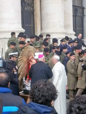 Papa Francesco benedice la statua