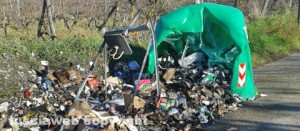 Strada Freddano - Il cassonetto incendiato e i residui sparsi