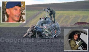 Il recupero di un Ab 206 e nei riquadri il generale Giangiacomo Calligaris e l'allievo Paolo Lozzi