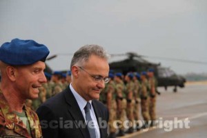 A sinistra il generale Calligari, a destra il ministro Mauro