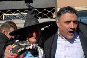 Il sindaco Giovagnoli immortalato in una simpatica foto con la Befana