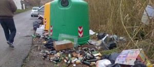 Il cumulo di bottiglie abbadonato selvaggiamente dal ristoratore