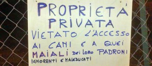 Il cartello affisso a Santa Barbara contro l'accesso dei cani