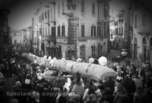 La calza della Befana più lunga del mondo in versione black and white