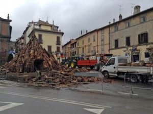 I preparativi per il focarone di Bagnaia 