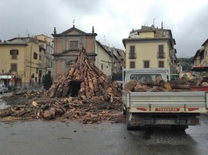 I preparativi per il focarone di Bagnaia 