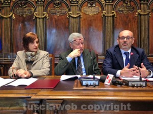 Il direttore di Mammagialla MAria Teresa Mascolo, il sindaco Leonardo Michelini e l'assessore Fabrizio Fersini