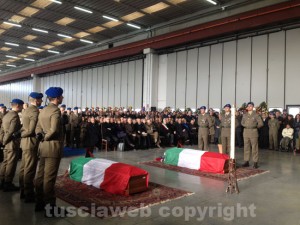 I feretri dei due militari 