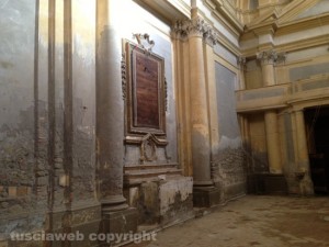 Viterbo - La chiesa di sant'Orsola - Uno degli altari incui si trovavano le opere rubate 