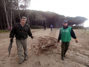 Il filo di ferro ritrovato sulla spiaggia 