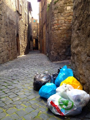 L'immondizia a via San Pellegrino 