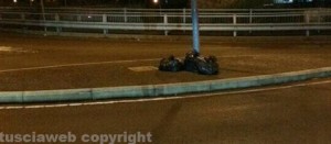 Rifiuti abbandonati in mezzo alla strada