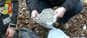 La droga nascosta dal contadino sotto terra