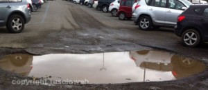 Le pozze di fronte al parcheggio del tribunale
