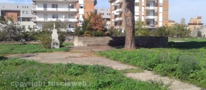 Il degrado nel giardino di Via Rasetti